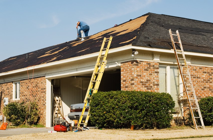 Sửa chữa mái nhà nên dùng loại thang nhôm nào?